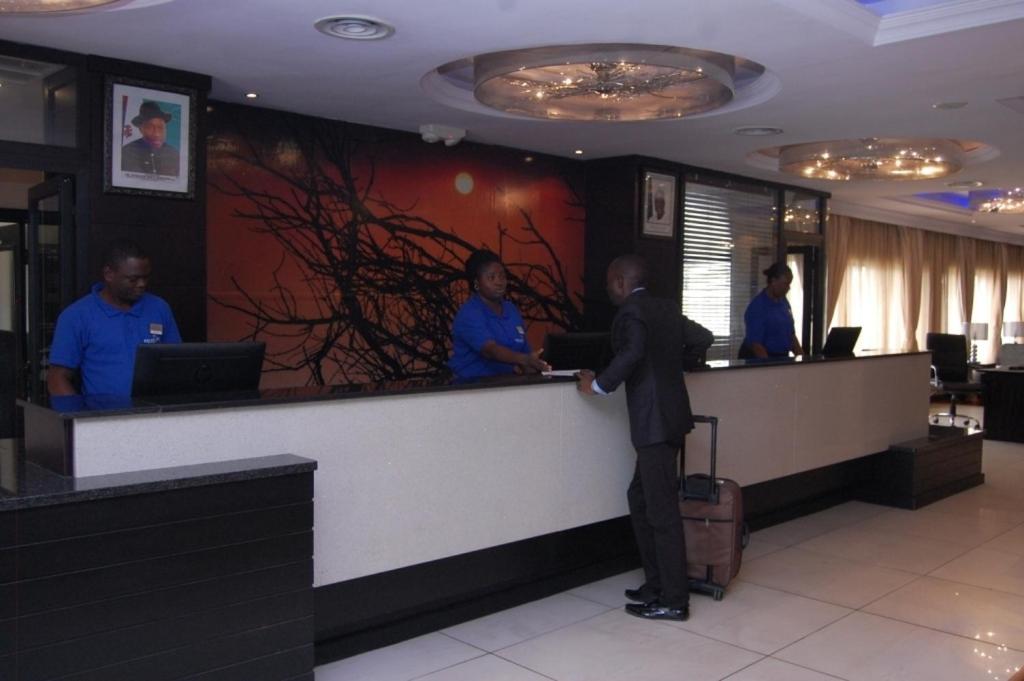 Owu Crown Hotel Ibadan Buitenkant foto