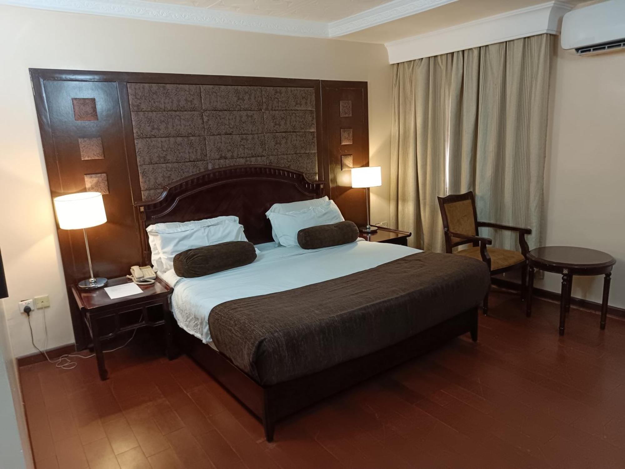 Owu Crown Hotel Ibadan Buitenkant foto