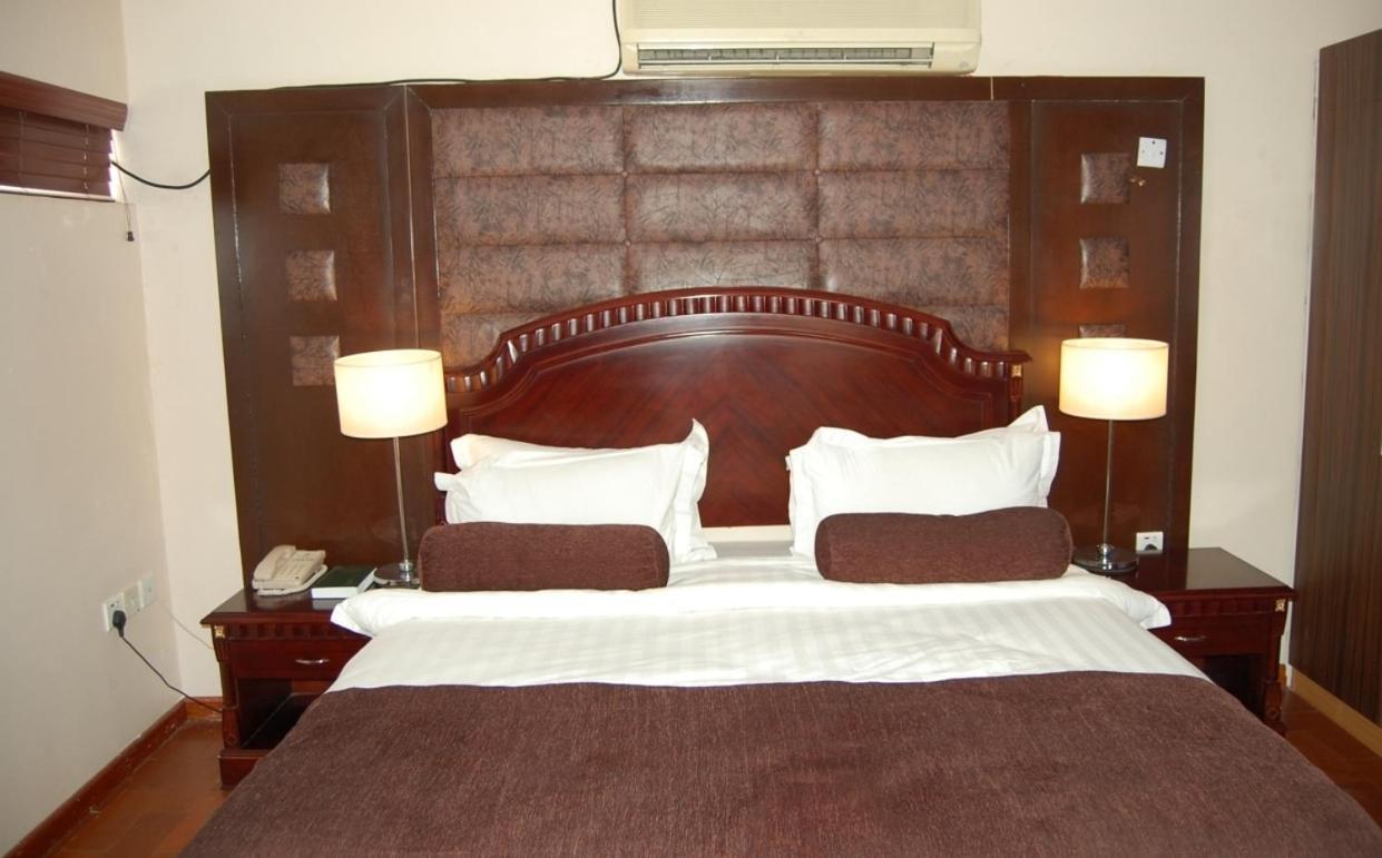 Owu Crown Hotel Ibadan Buitenkant foto